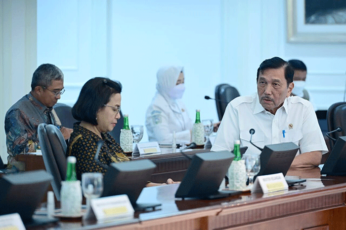 Presiden Joko Widodo menyampaikan sejumlah arahan jelang Natal tahun 2022 dan tahun baru 2023 (Nataru) dalam rapat terbatas yang digelar di Kantor Presiden.