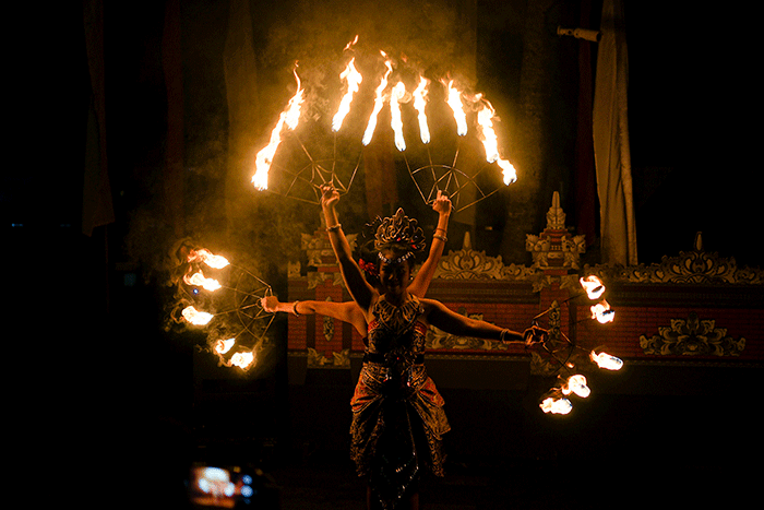 Penari Tarian Api (Fire Dance) saat tampil menghibur tamu Legian Beach Hotel di Legian, Badung, Kuta, Bali, Senin (19/12/2022).