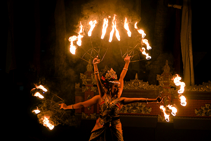Penari Tarian Api (Fire Dance) saat tampil menghibur tamu Legian Beach Hotel di Legian, Badung, Kuta, Bali, Senin (19/12/2022).