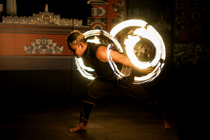 Penari Tarian Api (Fire Dance) saat tampil menghibur tamu Legian Beach Hotel di Legian, Badung, Kuta, Bali, Senin (19/12/2022).