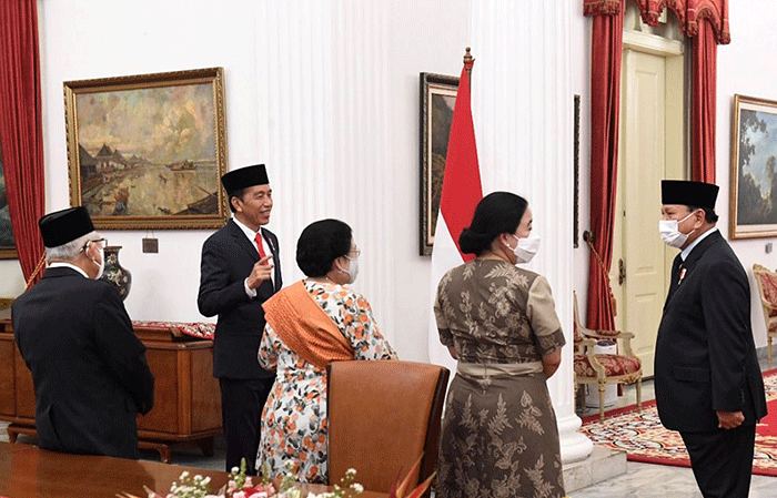 Menteri Pertahanan Prabowo Subianto mendampingi Presiden Joko Widodo (Jokowi) dalam pelantikan Laksamana TNI Yudo Margono sebagai Panglima TNI di Istana Negara.