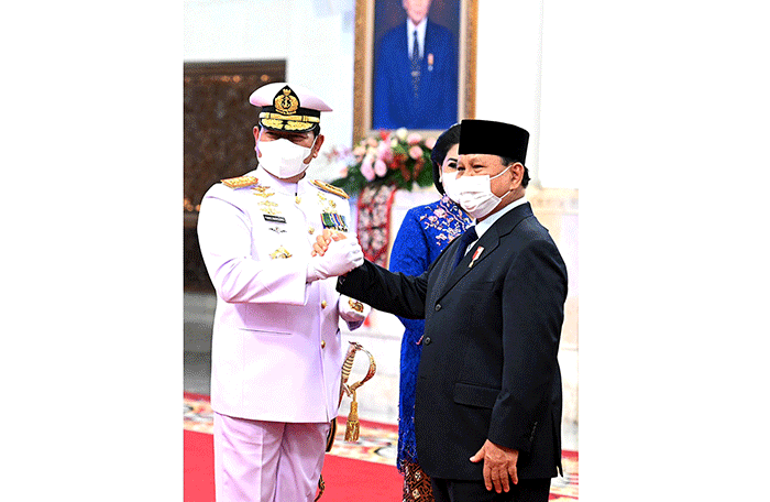 Menteri Pertahanan Prabowo Subianto mendampingi Presiden Joko Widodo (Jokowi) dalam pelantikan Laksamana TNI Yudo Margono sebagai Panglima TNI di Istana Negara.