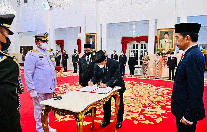 Menteri Pertahanan Prabowo Subianto mendampingi Presiden Joko Widodo (Jokowi) dalam pelantikan Laksamana TNI Yudo Margono sebagai Panglima TNI di Istana Negara.