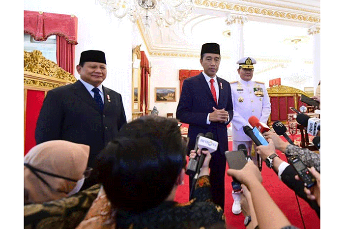 Menteri Pertahanan Prabowo Subianto mendampingi Presiden Joko Widodo (Jokowi) dalam pelantikan Laksamana TNI Yudo Margono sebagai Panglima TNI di Istana Negara.