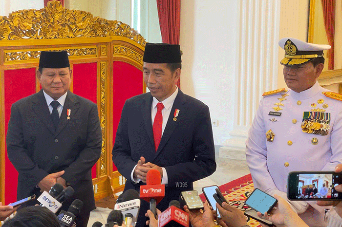 Menteri Pertahanan Prabowo Subianto mendampingi Presiden Joko Widodo (Jokowi) dalam pelantikan Laksamana TNI Yudo Margono sebagai Panglima TNI di Istana Negara.