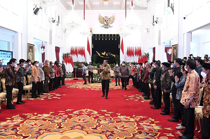 Presiden Joko Widodo menyerahkan kredit usaha rakyat (KUR) klaster dan menyalurkan dana melalui LPDB KUMKM di Istana Negara, Jakarta, Senin (19/12/2022).