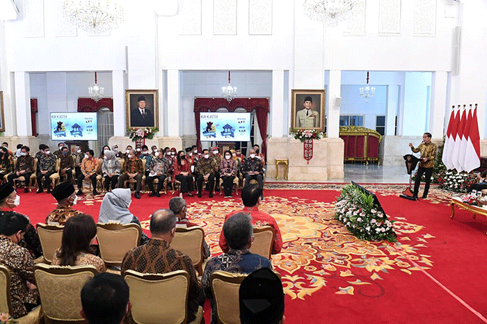 Presiden Joko Widodo menyerahkan kredit usaha rakyat (KUR) klaster dan menyalurkan dana melalui LPDB KUMKM di Istana Negara, Jakarta, Senin (19/12/2022).