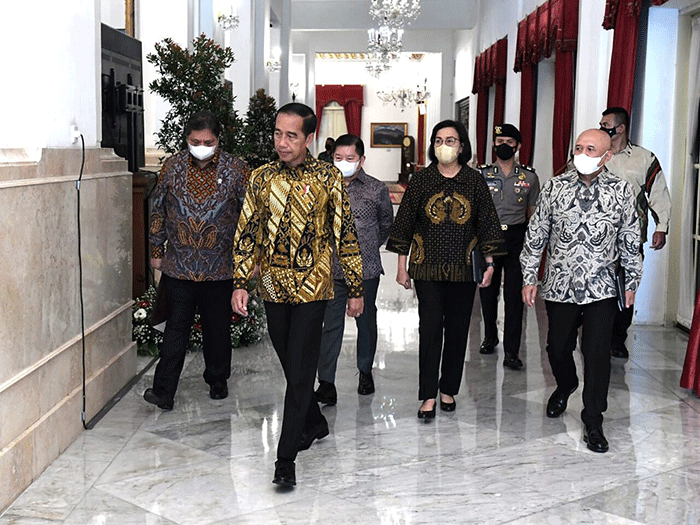 Presiden Joko Widodo menyerahkan kredit usaha rakyat (KUR) klaster dan menyalurkan dana melalui LPDB KUMKM di Istana Negara, Jakarta, Senin (19/12/2022).