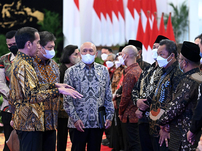 Presiden Joko Widodo menyerahkan kredit usaha rakyat (KUR) klaster dan menyalurkan dana melalui LPDB KUMKM di Istana Negara, Jakarta, Senin (19/12/2022).