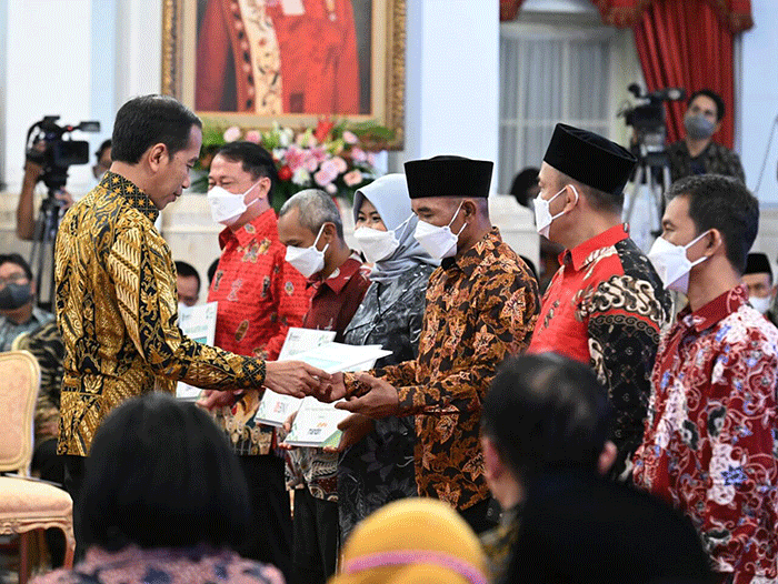Presiden Joko Widodo menyerahkan kredit usaha rakyat (KUR) klaster dan menyalurkan dana melalui LPDB KUMKM di Istana Negara, Jakarta, Senin (19/12/2022).