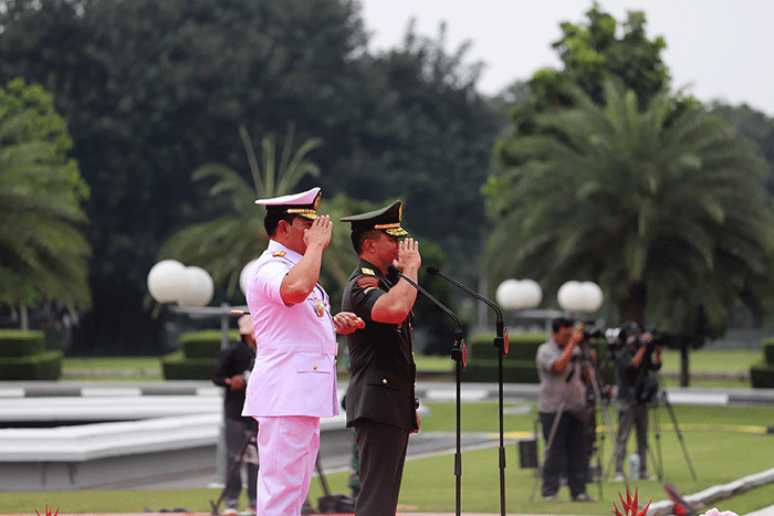 Panglima TNI Laksamana TNI Yudo Margono bersama Jenderal TNI Andika Perkasa menandatangani naskah serah terima jabatan dalam upacara Sertijab Panglima TNI.