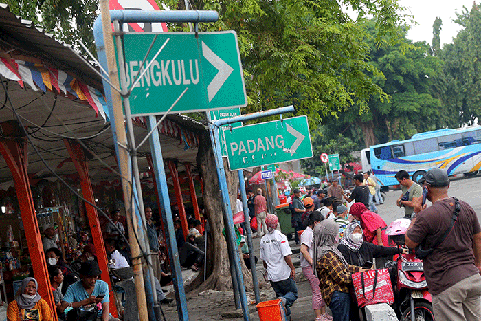 Penumpang berjalan menuju bus antarkota antarprovinsi (AKAP) di Terminal Kalideres, Jakarta Barat, Rabu (21/12/2022).