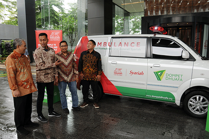Serah terima ambulance wakaf manfaat asuransi jiwa syariah PT Asuransi Jiwa Generali Indonesia (Generali Indonesia) yang disalurkan melalui Dompet Dhuafa.