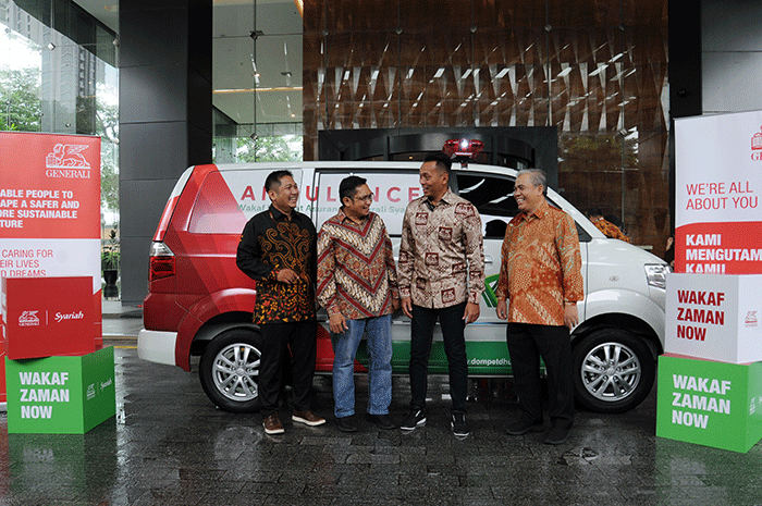 Serah terima ambulance wakaf manfaat asuransi jiwa syariah PT Asuransi Jiwa Generali Indonesia (Generali Indonesia) yang disalurkan melalui Dompet Dhuafa.