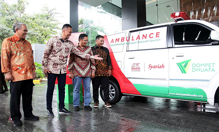 Serah terima ambulance wakaf manfaat asuransi jiwa syariah PT Asuransi Jiwa Generali Indonesia (Generali Indonesia) yang disalurkan melalui Dompet Dhuafa.