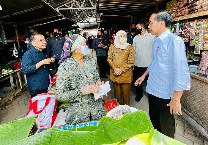 Presiden Joko Widodo dan Iriana Joko Widodo mengunjungi Pasar Rejoso, Kabupaten Nganjuk, Jawa Timur, Selasa (20/12/2022).