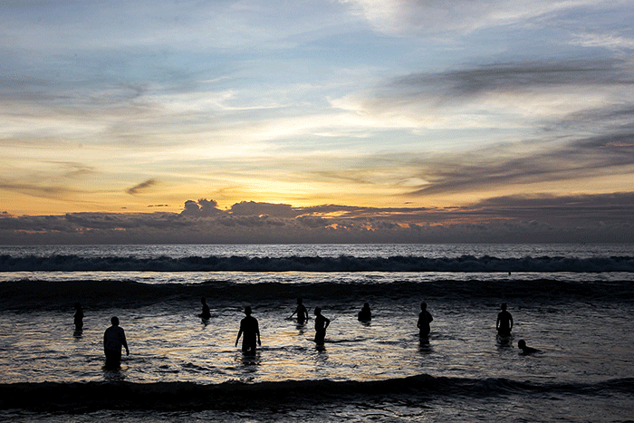 Warga menikmati keindahan matahari terbenam di kawasan Pantai Legian, Badung, Bali, Selasa (20/12/2022).