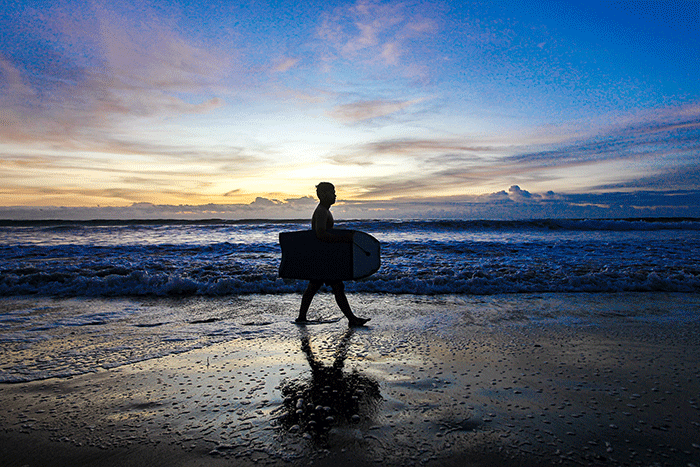 Warga menikmati keindahan matahari terbenam di kawasan Pantai Legian, Badung, Bali, Selasa (20/12/2022).