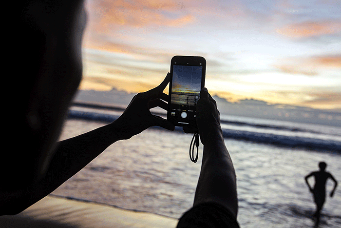 Warga menikmati keindahan matahari terbenam di kawasan Pantai Legian, Badung, Bali, Selasa (20/12/2022).