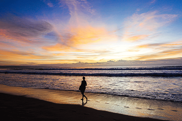 Warga menikmati keindahan matahari terbenam di kawasan Pantai Legian, Badung, Bali, Selasa (20/12/2022).
