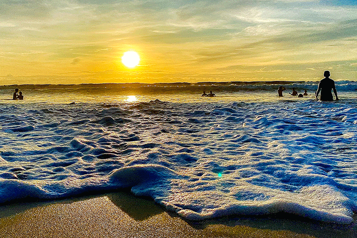 Warga menikmati keindahan matahari terbenam di kawasan Pantai Legian, Badung, Bali, Selasa (20/12/2022).