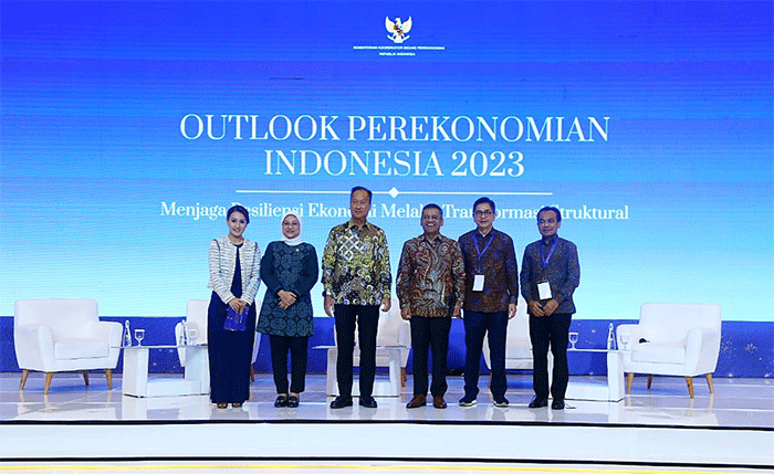 Seminar Nasional Outlook Perekonomian Indonesia 2023: Menjaga Resiliensi melalui Transformasi Struktural.