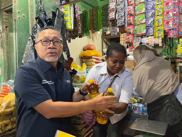 Menteri Perdagangan Zulkifli Hasan meninjau Pasar Sentral Remu di Kota Sorong, Papua Barat, Rabu (21/12/2022).