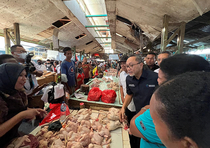 Menteri Perdagangan Zulkifli Hasan meninjau Pasar Sentral Remu di Kota Sorong, Papua Barat, Rabu (21/12/2022).