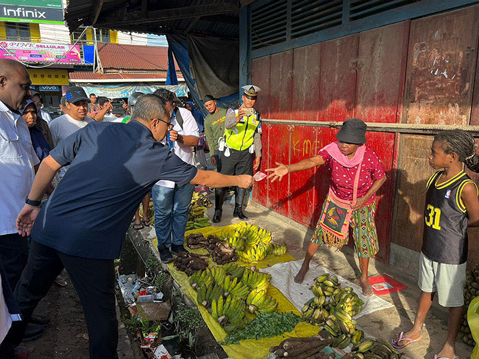 Mendag Zulkifli Hasan Tinjau Pasar Sentral Remu Papua Barat