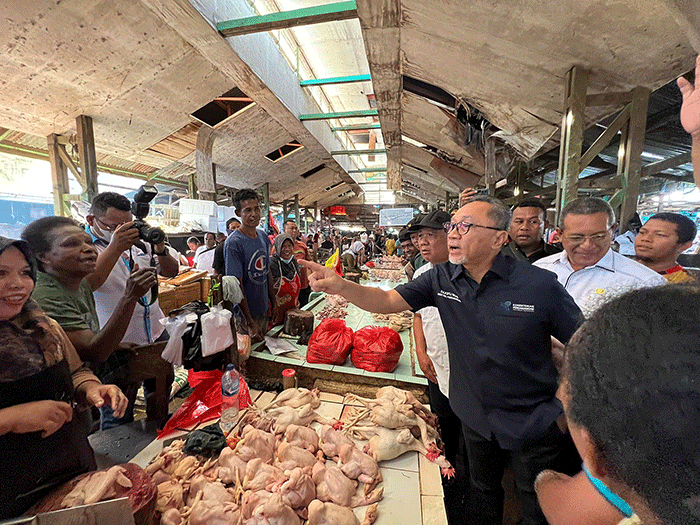 Menteri Perdagangan Zulkifli Hasan meninjau Pasar Sentral Remu di Kota Sorong, Papua Barat, Rabu (21/12/2022).