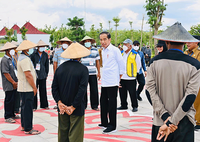 Presiden Joko Widodo bersama Iriana Joko Widodo meresmikan Bendungan Semantok yang terletak di Kabupaten Nganjuk, Provinsi Jawa Timur, Selasa (20/12/2022).