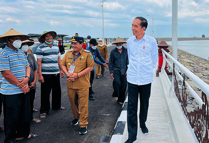 Presiden Joko Widodo bersama Iriana Joko Widodo meresmikan Bendungan Semantok yang terletak di Kabupaten Nganjuk, Provinsi Jawa Timur, Selasa (20/12/2022).
