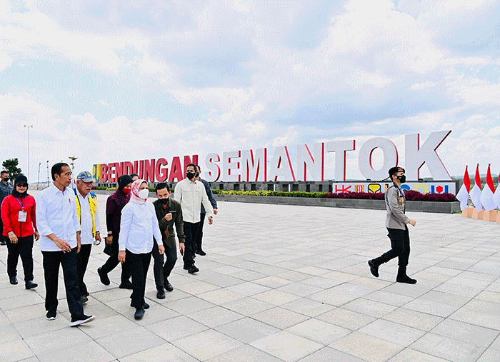 Presiden Joko Widodo bersama Iriana Joko Widodo meresmikan Bendungan Semantok yang terletak di Kabupaten Nganjuk, Provinsi Jawa Timur, Selasa (20/12/2022).