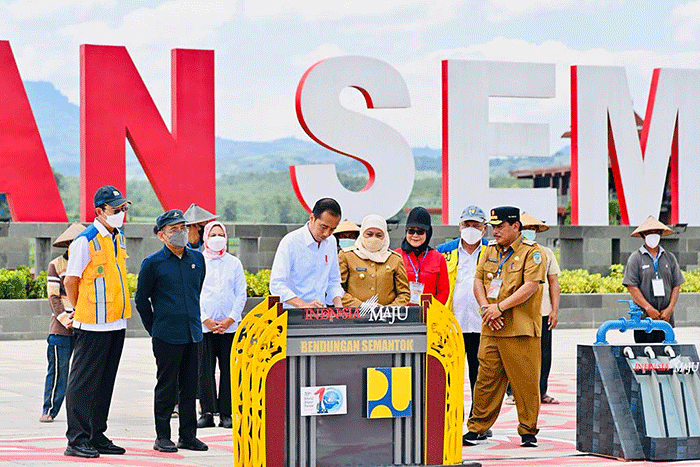 Presiden Joko Widodo bersama Iriana Joko Widodo meresmikan Bendungan Semantok yang terletak di Kabupaten Nganjuk, Provinsi Jawa Timur, Selasa (20/12/2022).