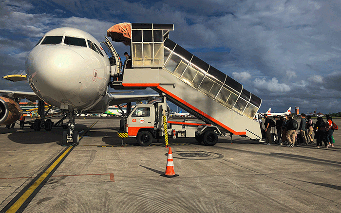 Aktivitas penumpang pesawat jelang libur Nataru di Bandara Ngurah Rai, Bali, Rabu (21/12/2022).