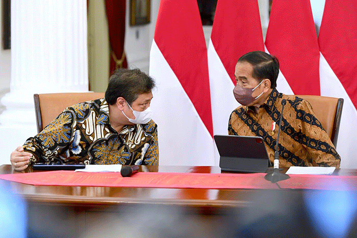Presiden Jokowi (tengah) memberikan keterangan di Istana Merdeka, Jakarta, Rabu (21/12/2022).