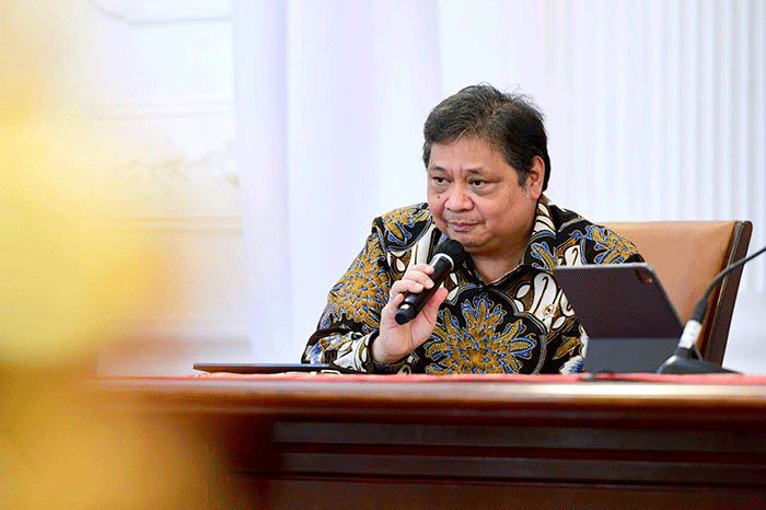 Presiden Jokowi (tengah) memberikan keterangan di Istana Merdeka, Jakarta, Rabu (21/12/2022).