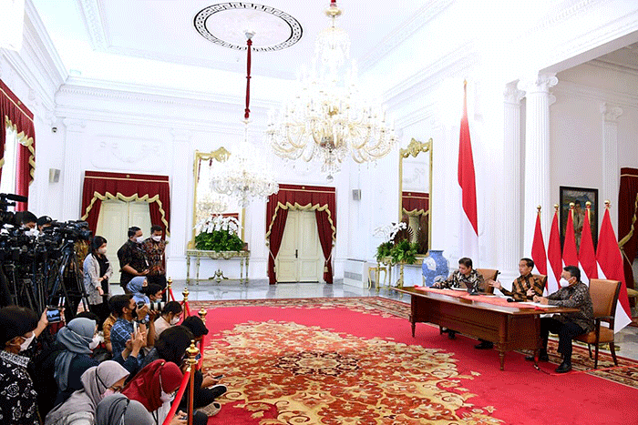 Presiden Jokowi (tengah) memberikan keterangan di Istana Merdeka, Jakarta, Rabu (21/12/2022).