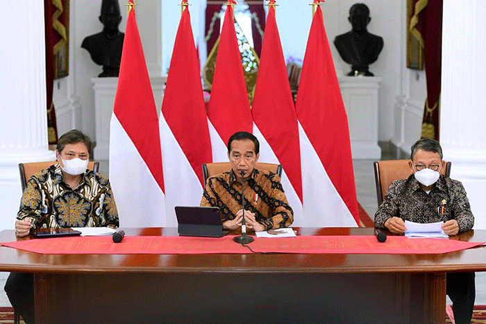 Presiden Jokowi (tengah) memberikan keterangan di Istana Merdeka, Jakarta, Rabu (21/12/2022).