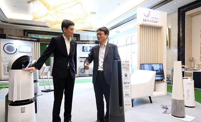 Product Director Air Solution of LG Electronics Indonesia Mike Kim dan President of LG Electronics Indonesia Lee Taejin berbincang saat jumpa pers.