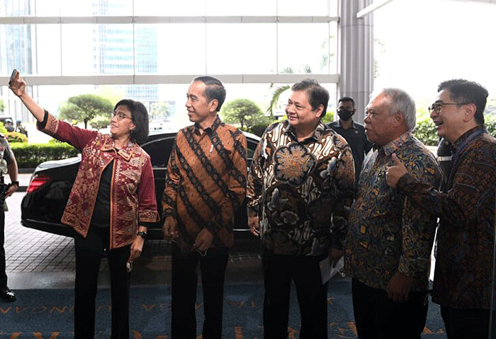 Presiden Joko Widodo menghadiri acara Outlook Perekonomian Indonesia Tahun 2023 yang digelar di Hotel The Ritz Carlton, Jakarta, Rabu (21/12/2022).