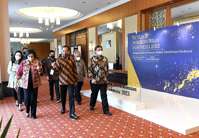 Presiden Joko Widodo menghadiri acara Outlook Perekonomian Indonesia Tahun 2023 yang digelar di Hotel The Ritz Carlton, Jakarta, Rabu (21/12/2022).