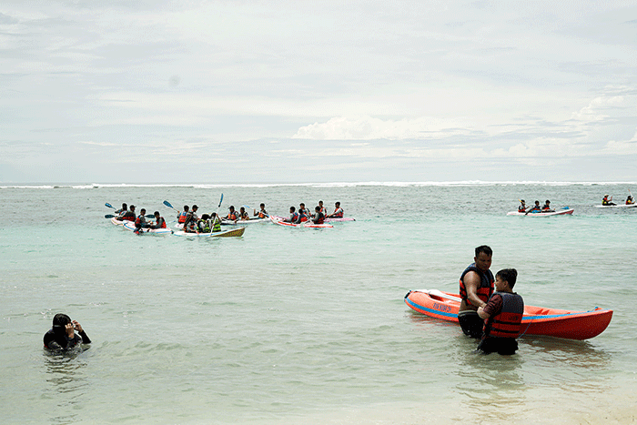 Wisatawan berswafoto di Pantai Pandawa, Kuta Selatan, Bali, Rabu (21/12/2022).