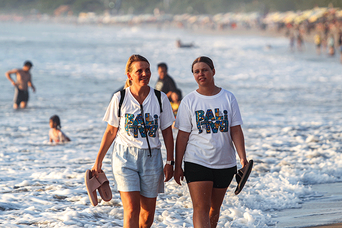 Wisatawan berswafoto di Pantai Pandawa, Kuta Selatan, Bali, Rabu (21/12/2022).