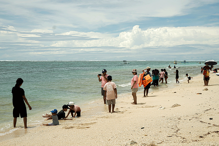 Wisatawan berswafoto di Pantai Pandawa, Kuta Selatan, Bali, Rabu (21/12/2022).