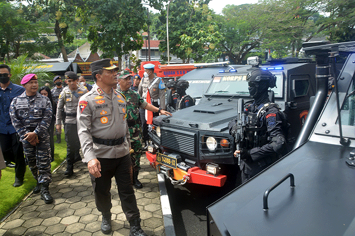 Kapolda Jateng Irjen Pol Ahmad Luthfi mengecek kesiapan personel usai upacara apel gelar pasukan Operasi Lilin Candi 2022 di lapangan Mapolda Jateng.