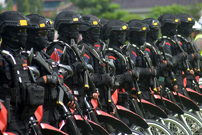 Kapolda Jateng Irjen Pol Ahmad Luthfi mengecek kesiapan personel usai upacara apel gelar pasukan Operasi Lilin Candi 2022 di lapangan Mapolda Jateng.
