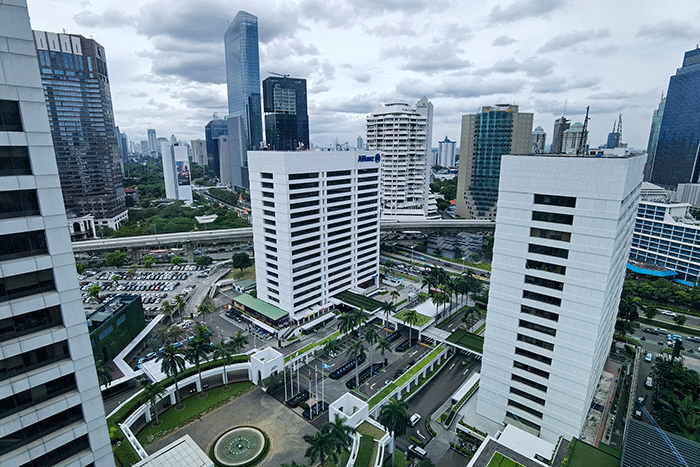 Gedung-gedung perkantoran menjulang tinggi di kawasan pusat kota Jakarta, Rabu (21/12/2022).