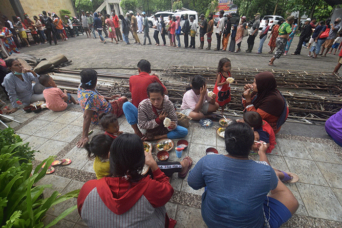 Ibu-ibu relawan Piring Kasih berbagi makan siang gratis kepada masyarakat di pelataran Gereja St Theresia Bongsari Semarang, Jawa Tengah, Kamis (22/12/2022).