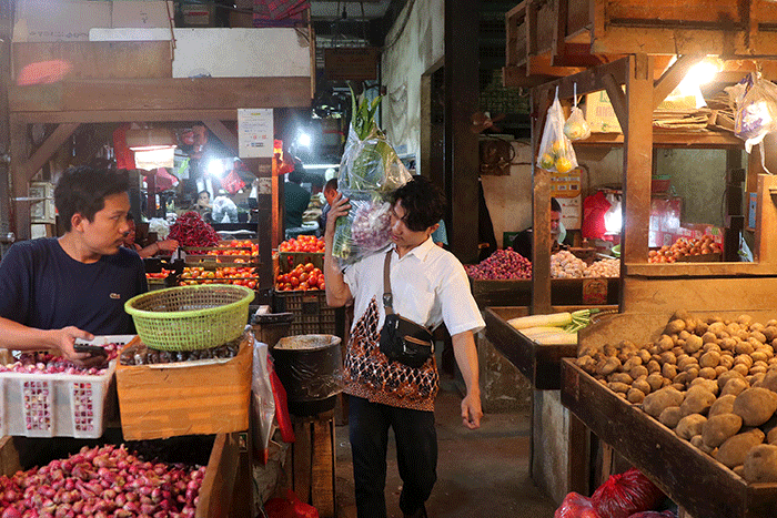 Aktivitas pedagang di pasar Senen, Jakarta, Jumat (23/12/2022).